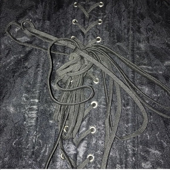 Black lace corset - Picture 3 of 6